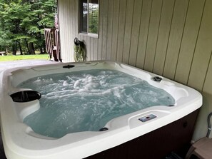 Hot tub with hydrotherapy jets. Seats 7.