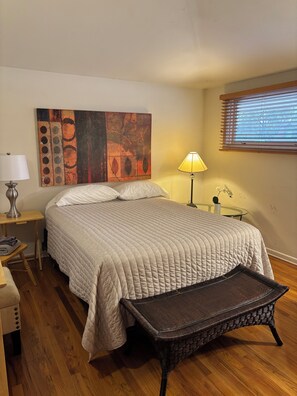 2nd bedroom with queen sized bed.
