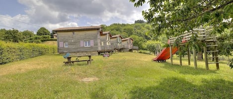 Chalet Gîte "Troene" situé dans un ensemble comportant 4 chalets à Saint Jacques des Arrêts en Haut Beaujolais - Rhône.