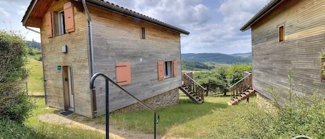 Chalet Gîte "Merisier" situé dans un ensemble comportant 4 chalets à Saint Jacques des Arrêts en Haut Beaujolais - Rhône.