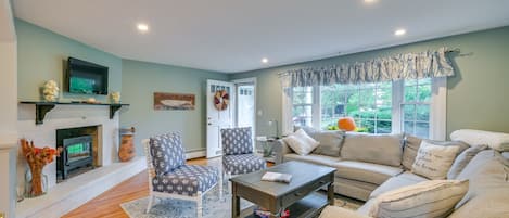 Marblehead Vacation Rental | 2BR | 1BA | 750 Sq Ft | Stairs Required