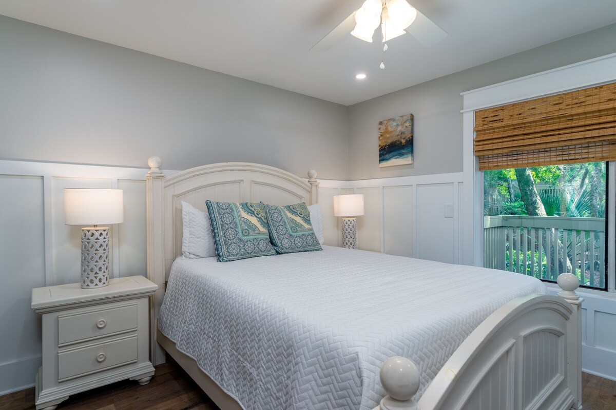 New Rental! Fully Renovated! 3 BD/2BA Cottage! Amenity Cards Available!