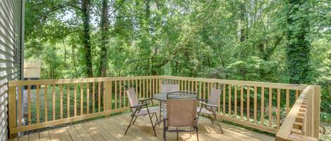 Seneca Vacation Rental | 3BR | 2.5BA | 1,500 Sq Ft | Stairs Required