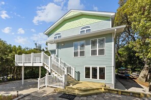 4+3 on floor 2 & 3. 1st is a ground floor apartment with separate entrance
