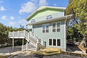 4+3 on floor 2 & 3. 1st is a ground floor apartment with separate entrance