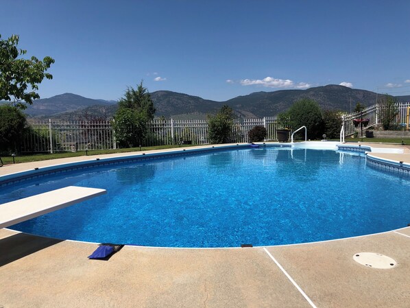 Enjoy the lovely heated salt pool!
