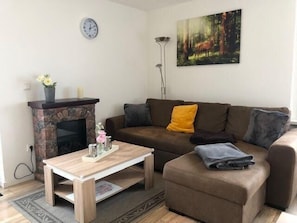 Wohnzimmer mit Ausziehbarer Couch