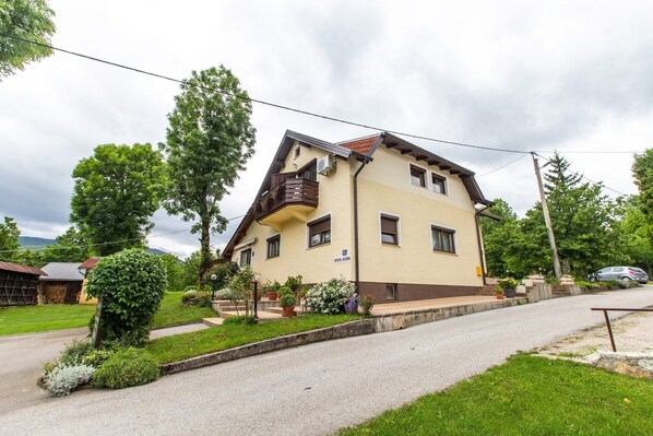 Außenseite Ferienhaus [Sommer]