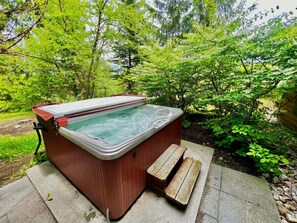 Bañera de hidromasaje al aire libre