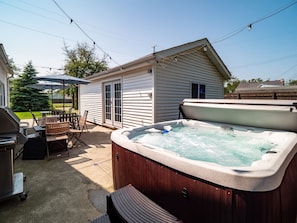 Unwind in the bubbling hot tub or gather around the patio table for a BBQ feast 🍽️♨️ This outdoor space is perfect for soaking up the sun, dining al fresco, and enjoying relaxed evenings under the string lights ✨