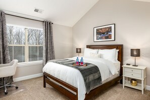 Dreamy queen size bed w/walk-in closet + Frette linens + high-end goose down comforter! 