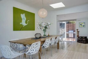 Eat together with loved ones in the open plan dining area