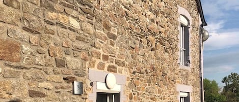 Vue extérieure de la maison de l'entrée principale.