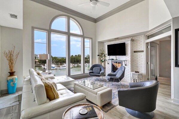 510 Mainsail | Living Room