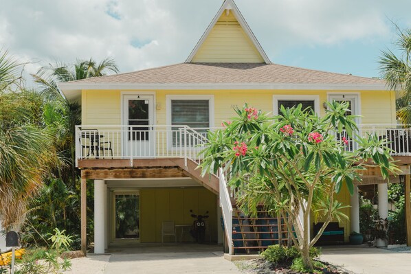 Welcome to Beach Bungalow Jut  a few properties away from the beach