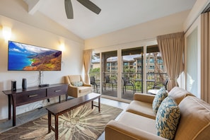 Living room with Cable TV, Complimentary Wifi, Ceiling Fan