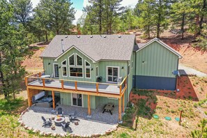 Escape to Valley Vista Lodge! This stunning mountain retreat offers breathtaking views, a spacious deck, and an inviting outdoor fire pit—perfect for relaxation and adventure.Enjoy the peace and tranquility just 40 minutes away from Colorado Springs!