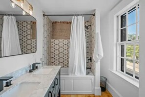 En-suite bathroom with soaking tub and original inscription revealed in the tile