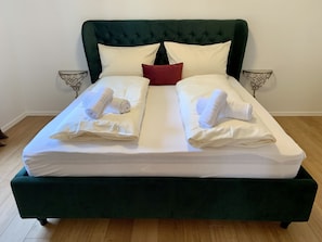 Großzügiges Schlafzimmer mit 180-er Doppelbett im royalen Stil