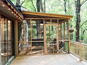 Back Deck with Screened in section to enjoy the beautiful Virginia Evenings.