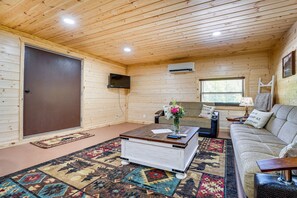 Living Area | Central A/C & Heat | Free WiFi | Smart TV w/ Roku