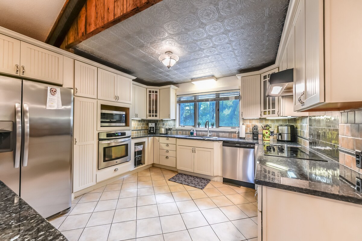 Open floor plan close to skiing, hiking, and dining.