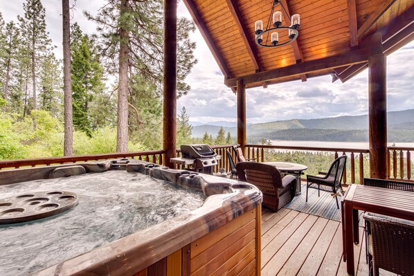 Ronald Vacation Rental | 3BR | 2BA | 2,539 Sq Ft | Steps Required