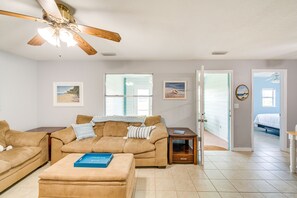 Living Room | Main Floor | Central Air Conditioning | Smart TV