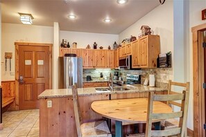 Dining area will typically seat 4-6
