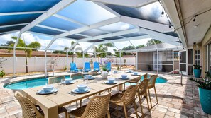 Ideal spot for a romantic dinner or to have a casual outdoor gathering with friends.