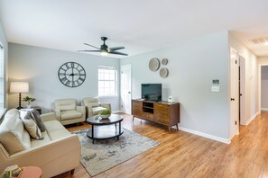 Living Room | Free WiFi | Smart TVs | Central A/C & Heating