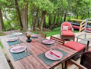 Outdoor dining area seats 6