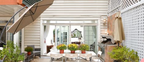 outdoor dining room flowing from indoor dining room with build in bbq