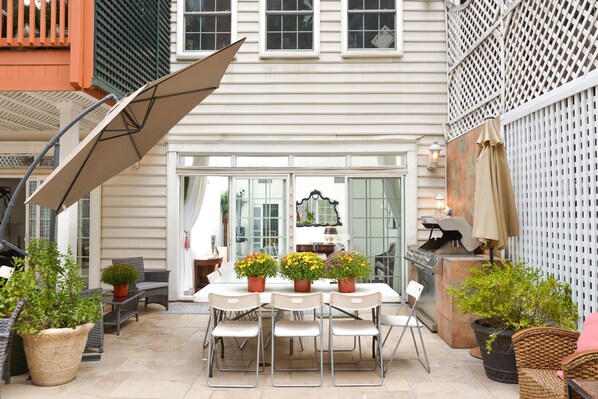 outdoor dining room flowing from indoor dining room with build in bbq