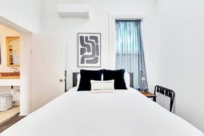 main bedroom-queen size bed