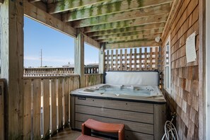NH385: Footloose & Fab | LL Hot Tub