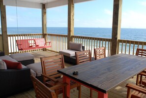 faces the gulf. Ample seating