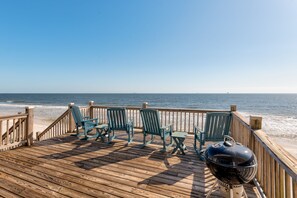 faces the beach. Ample seating