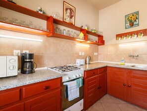 Küche, Küchengerät, Major Appliance, Countertop, Cabinetry, Holz, Interior Design, Herd, Flooring, Haushaltsgerät