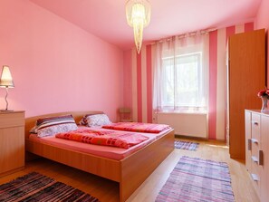 Interior Design, Möbel, Schlafzimmer, Bett, Holz, Fussboden, Bettdecke, Flooring, Zimmer, Bedding