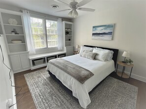 Queen size bed in the secondary bedroom 