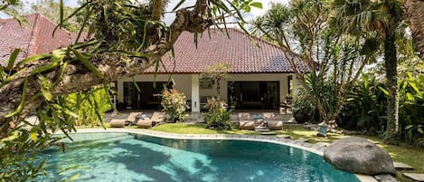 Villa Permata Art - Relax and Rejuvenate in a Serene Umalas Villa (1079)