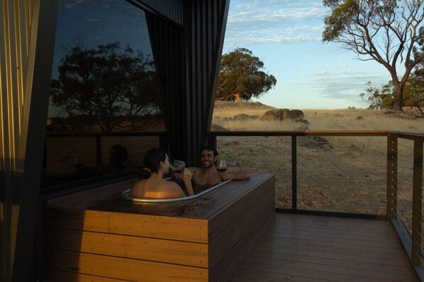 Outdoor spa tub