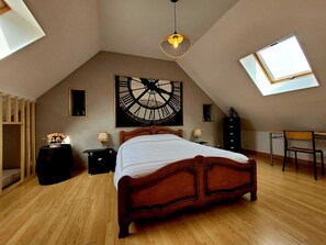 "Loft" : Grande chambre élégante avec lit queen size et lit cabane