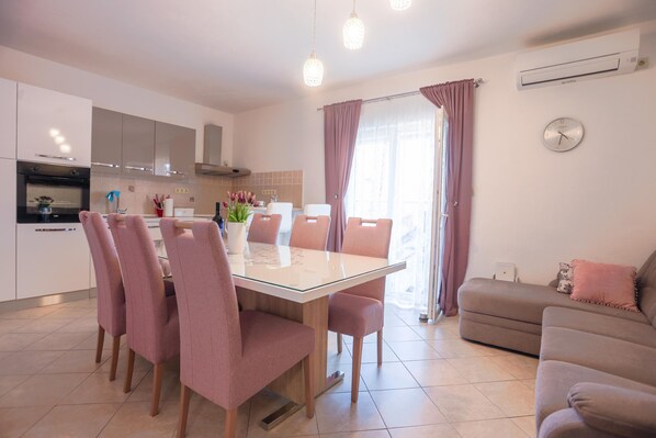 Dining area & kitchen