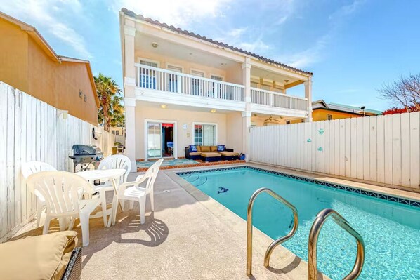 Escape to the Sand Dollar Retreat for the Ultimate Coastal Lifestyle!
