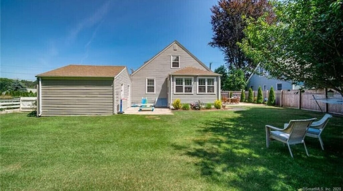 Charming home, easy access – everything Branford. Super Host with 5-Star Rating