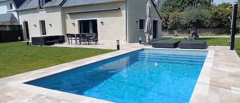 maison entièrement rénovée avec piscine chauffée