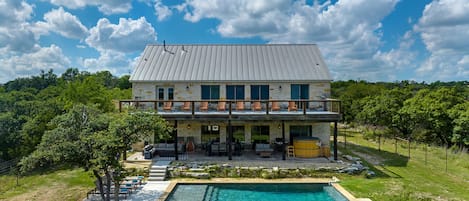 Relaxation at its finest: Soak up the sun on our tanning shelf, unwind in the cedar hot tub, and savor the stunning hill country views from our second-story deck. Welcome to paradise! 🌞🏞️ #HillCountryGetaway #PoolsideBliss