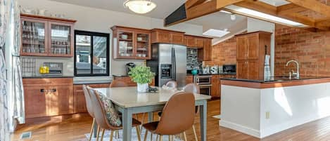 Open floor plan dining and kitchen